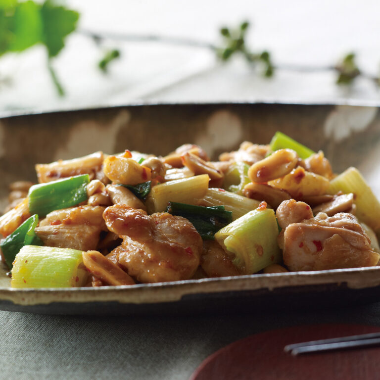 鶏肉とナッツのピリ辛炒め