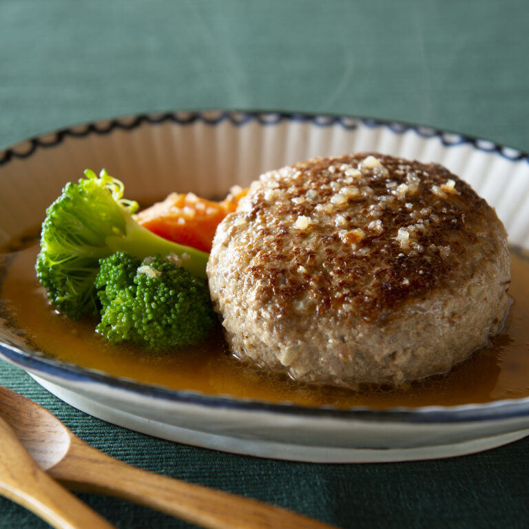 野菜だしで煮込むハンバーグ