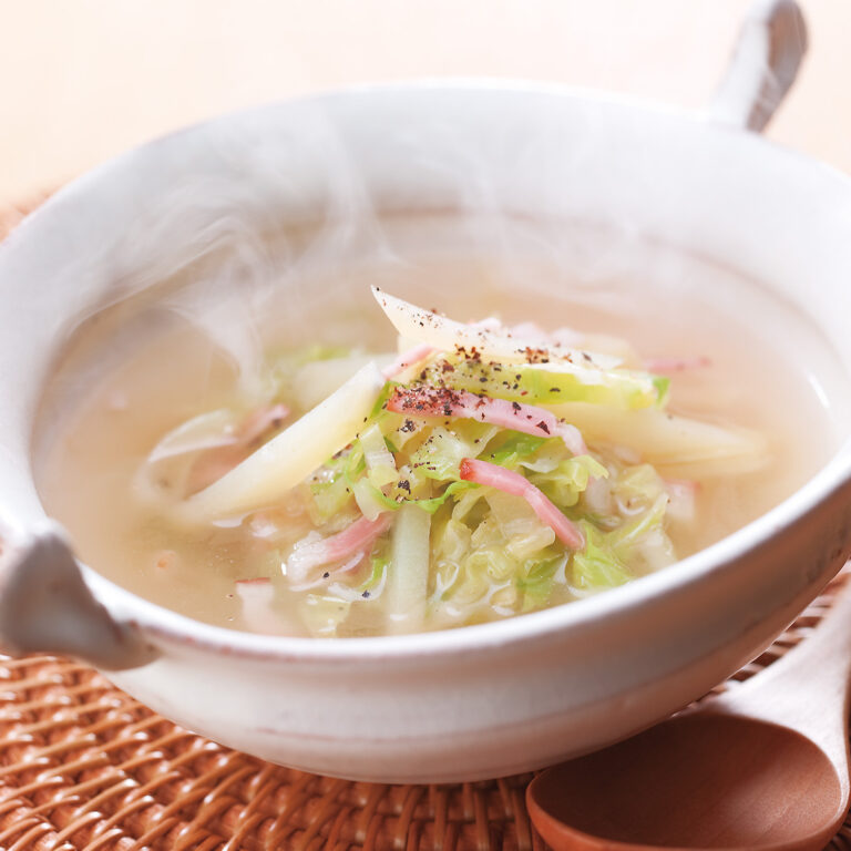 キャベツとじゃがいものベーコンスープ