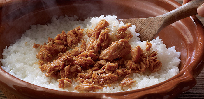 土鍋で炊いた白米の上にのった、御飯の素具材の鮭