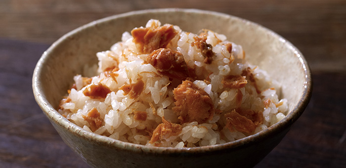御飯茶碗に盛られた鮭ごはん