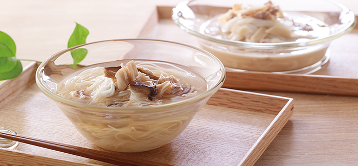 透明なお皿に具材入りの素麺が入った写真