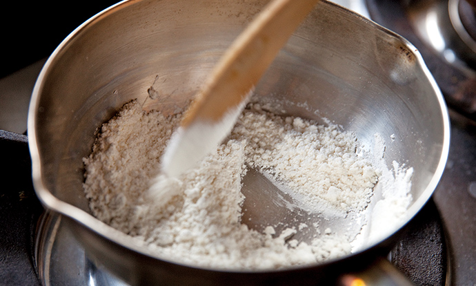 小鍋に小麦粉を入れ、弱火で煎る