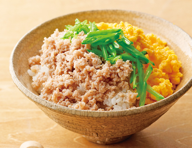 写真：鶏そぼろの三色丼