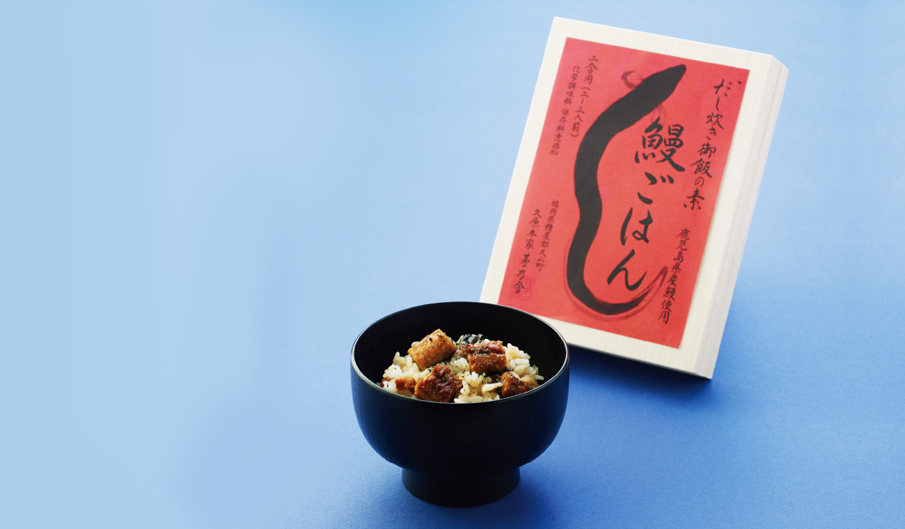 桜えびごはんのふりかけの箱とお茶碗に入った桜えびごはんのふりかけかけごはん