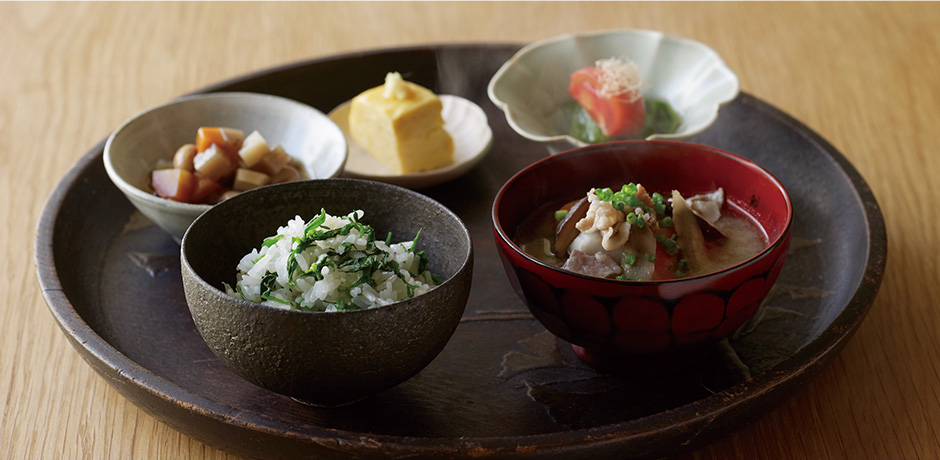 御飯、汁物、副菜が3品
