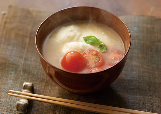 トマトとモッツァレラの味噌汁